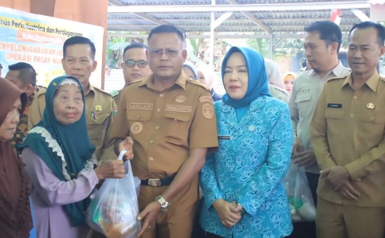 Wali Kota Prabumulih Hadiri Pasar Murah di Desa Rambang Senuling